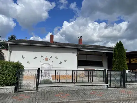 Einfamilienhaus mit Bungalow