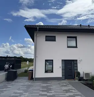 Neuwertige Doppelhaushälfte