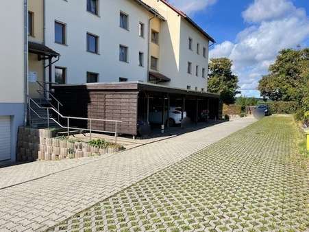 Blick zu den Carport - Etagenwohnung in 07973 Greiz mit 61m² kaufen