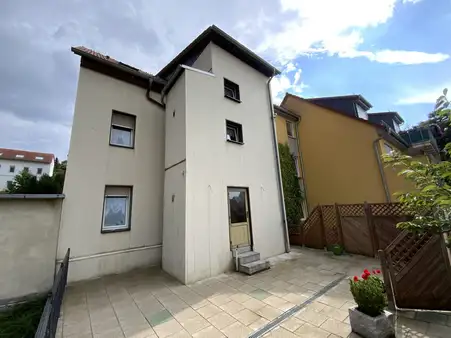 Modernes Haus mit großer Terrasse 