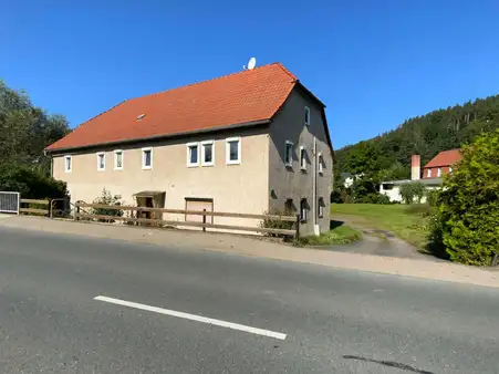 Großes Bauernhaus mit Nebengebäude