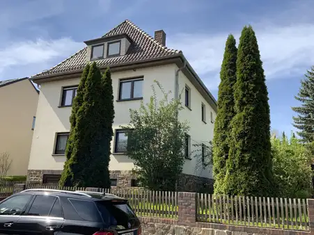 Großzügiges Wohnhaus mit schönem Grundstück