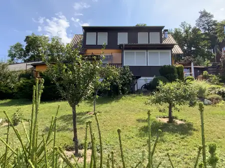 Wohnhaus mit traumhaftem Fernblick und Mehrzweckgebäude