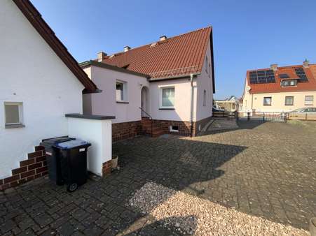 Eingangsbereich und Zufahrt - Einfamilienhaus in 07318 Saalfeld mit 72m² kaufen
