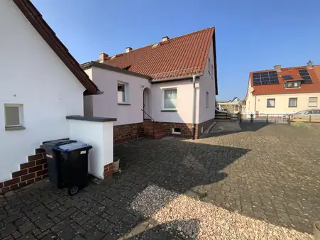 Kleine Doppelhaushälfte mit tollem Grundstück