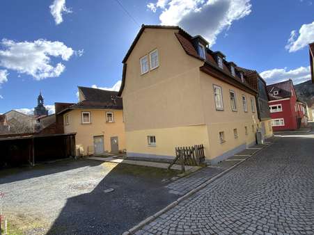 Seitenansicht und Zufahrt - Mehrfamilienhaus in 07422 Bad Blankenburg mit 555m² kaufen