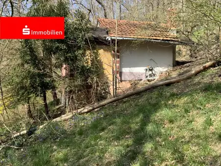 Großes Gartengrundstück mit massivem Gartenhaus