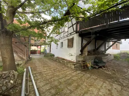 Saniertes Bauernhaus mit großer Scheune