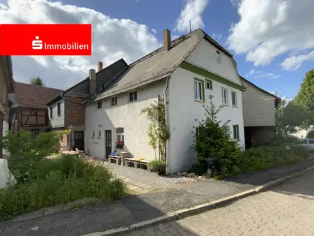 Saniertes Bauernhaus mit großer Scheune