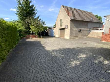 Innenhof mit Nebengebäude Innenhof mit Nebengebäude - Doppelhaushälfte in 07333 Unterwellenborn mit 163m² kaufen