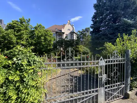 Villa mit parkähnlichem Grundstück!