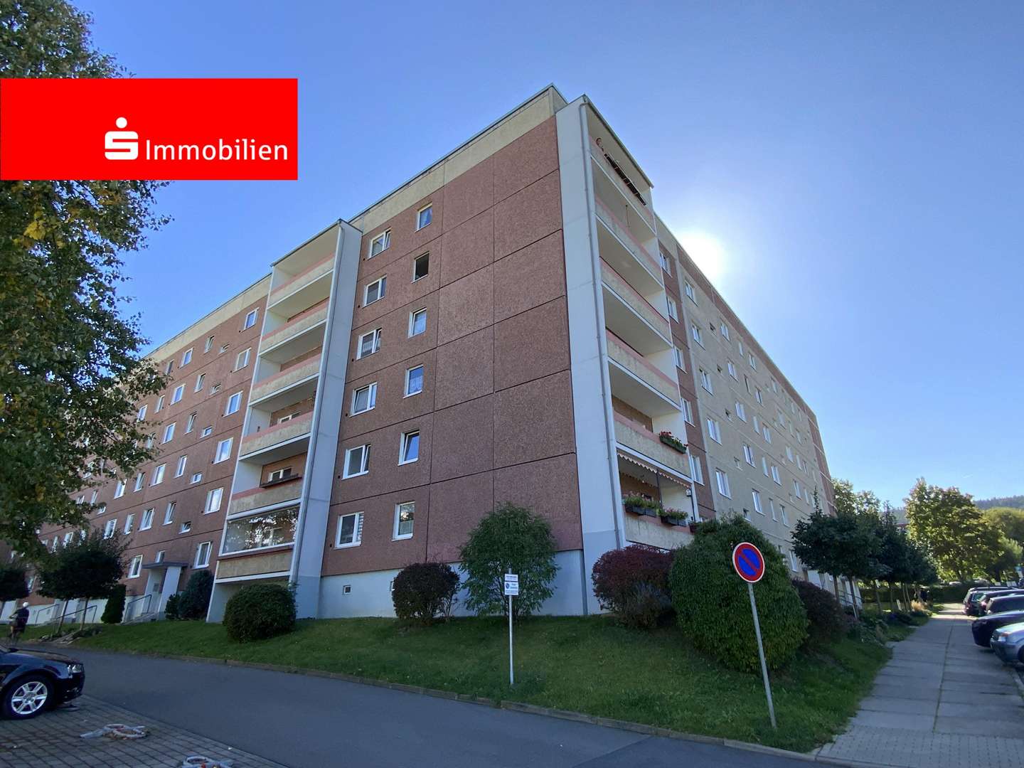 Vorder- und Seitenansicht - Erdgeschosswohnung in 07318 Saalfeld mit 121m² kaufen