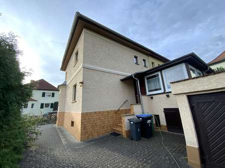Rückansicht - Eingangsbereich Rückansicht - Eingangsbereich - Doppelhaushälfte in 07318 Saalfeld mit 98m² kaufen