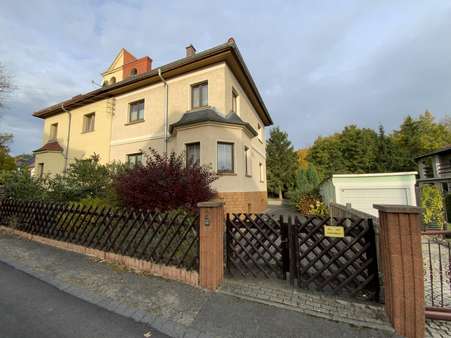 Vorderansicht mit Zufahrt Vorderansicht mit Zufahrt - Doppelhaushälfte in 07318 Saalfeld mit 98m² kaufen