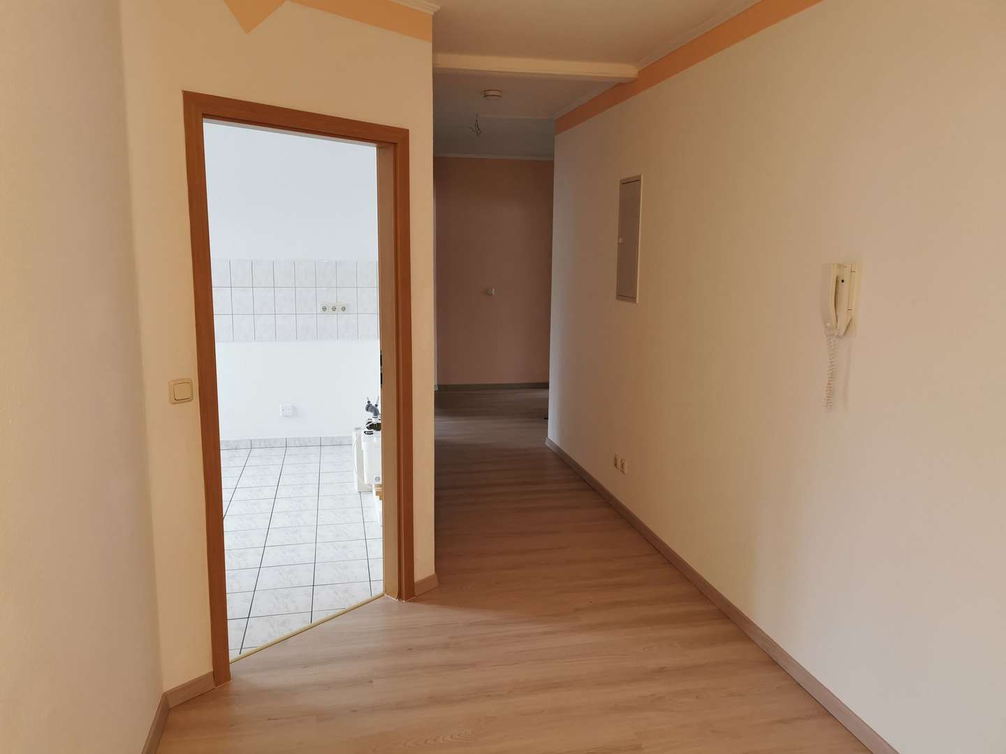 Flur mit Blick in die Küche - Etagenwohnung in 07343 Wurzbach mit 90m² mieten