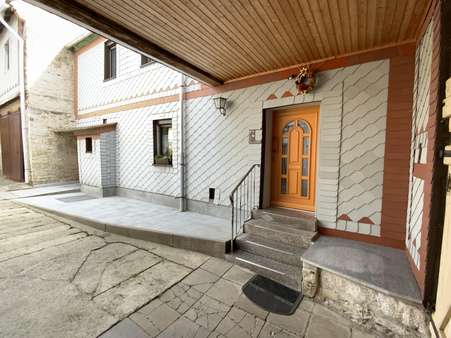 überdachte Hofeinfahrt mit Blick zur  Hauseingangstür - Einfamilienhaus in 07907 Oettersdorf mit 204m² kaufen
