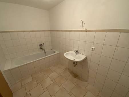 Ansicht Bad mit Waschbecken und Badewanne Ansicht Bad mit Waschbecken und Badewanne - Maisonette-Wohnung in 07907 Schleiz mit 68m² mieten