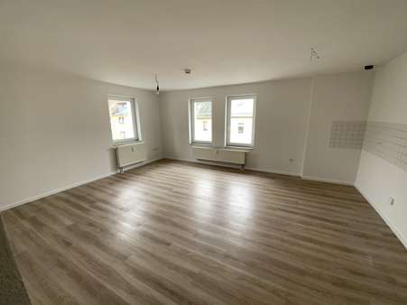 Wohnzimmer mit offener Küche Wohnzimmer mit offener Küche - Maisonette-Wohnung in 07907 Schleiz mit 68m² mieten