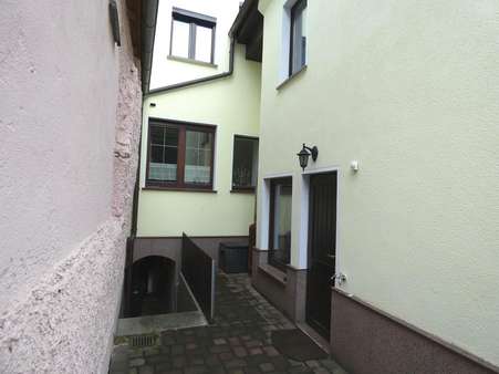 Innenhof und Wohnhaus mit Seitenausgangstür - Reihenmittelhaus in 07907 Schleiz mit 180m² kaufen
