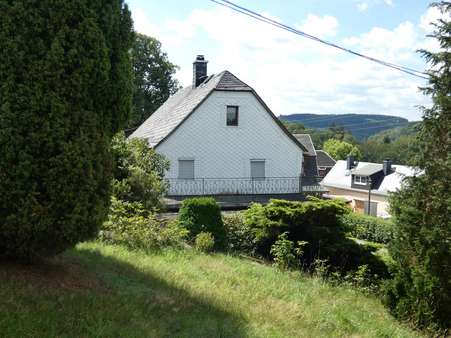Blick vom Garten zum Wohnhaus - Einfamilienhaus in 07356 Bad Lobenstein mit 180m² kaufen