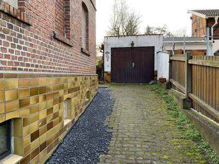 Einfahrt und Garage - Einfamilienhaus in 07381 Pößneck mit 150m² kaufen