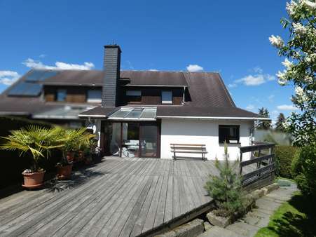 Ansicht Süd - Terrasse und Blick zum Wintergarten - Doppelhaushälfte in 07919 Langenbach mit 150m² kaufen