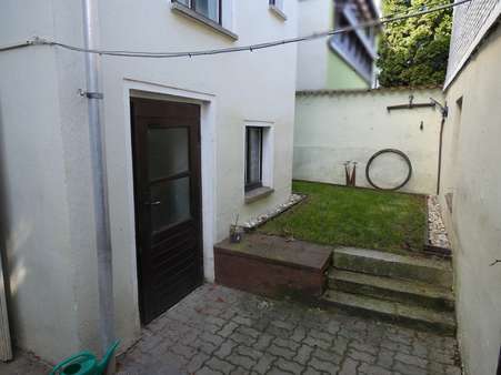 kleiner Innenhiof mit Rasenfläche und Zugang Werkstatt - Einfamilienhaus in 07922 Tanna mit 180m² kaufen
