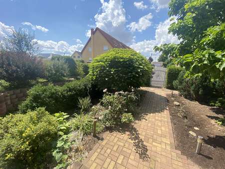 Blick zum Grundstückseingang - Einfamilienhaus in 07751 Jena mit 125m² kaufen