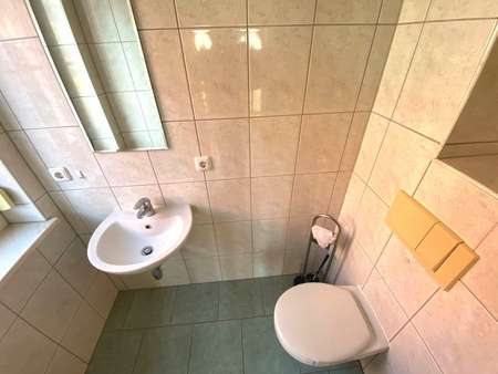 Erdgeschoss: separate Toilette mit Fenster - Einfamilienhaus in 07751 Jena mit 125m² kaufen