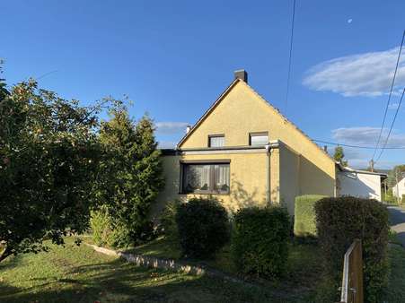 Haus, Seitenansicht mit Anbau Haus, Seitenansicht mit Anbau - Doppelhaushälfte in 07745 Jena mit 105m² kaufen