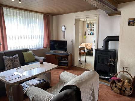 Wohnzimmer mit Blick zur Küche - Doppelhaushälfte in 07646 Eineborn mit 108m² kaufen