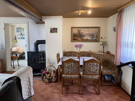 Wohnzimmer mit Essecke und Kaminofen - Doppelhaushälfte in 07646 Eineborn mit 108m² kaufen