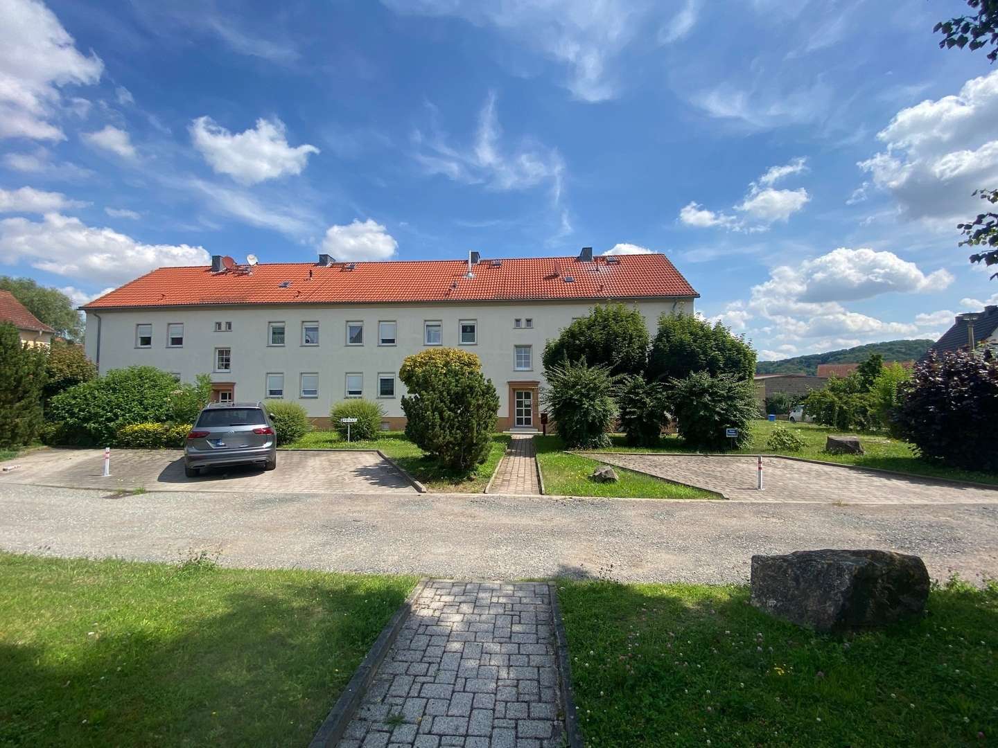 Ansicht Wohnanlage mit Stellplätzen - Etagenwohnung in 07613 Crossen mit 61m² kaufen