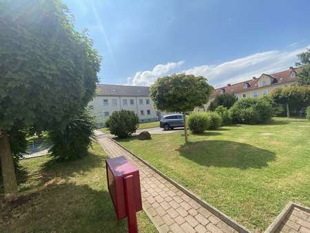 Blick in die Wohnanlage - Etagenwohnung in 07613 Crossen mit 61m² kaufen