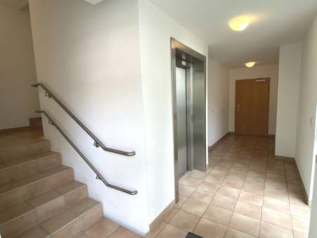 Treppenhaus mit Fahrstuhl - Etagenwohnung in 07743 Jena mit 38m² kaufen