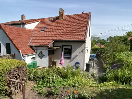 Sonnig gelegene Doppelhaushälfte mit großzügigem Grundstück und Entwicklungspotential!