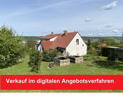 Sonnig gelegene Doppelhaushälfte mit großzügigem Grundstück und Entwicklungspotential!