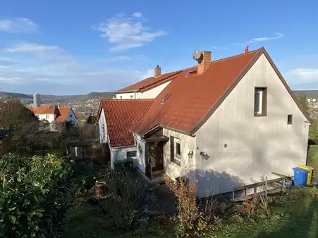 Sonnig gelegene Doppelhaushälfte mit großzügigem Grundstück und Entwicklungspotential!