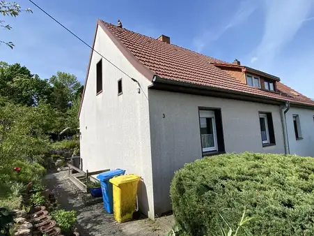 Sonnig gelegene Doppelhaushälfte mit großzügigem Grundstück und Entwicklungspotential!