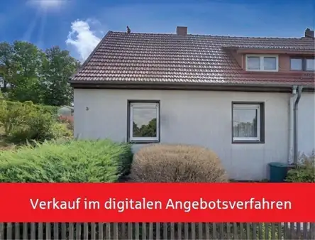 Sonnig gelegene Doppelhaushälfte mit großzügigem Grundstück und Entwicklungspotential!