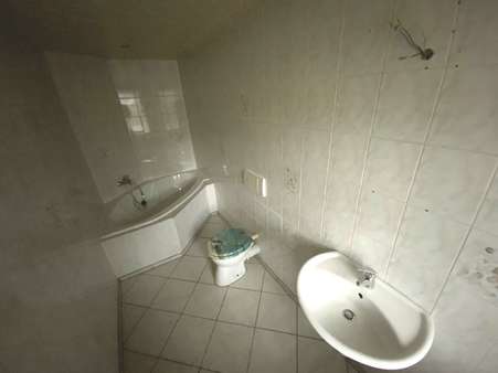 EG: Tageslichtbad mit Wanne - Bauernhaus in 07616 Petersberg mit 120m² kaufen