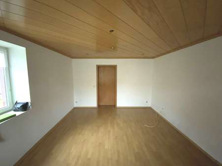 EG: Wohnzimmer aus anderer Perspektive - Bauernhaus in 07616 Petersberg mit 120m² kaufen