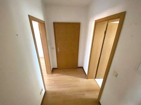 Flur mit Blick zum Wohnungseingang - Etagenwohnung in 07629 Hermsdorf mit 59m² kaufen