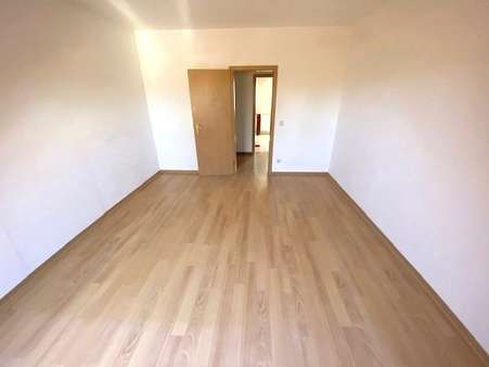 Schlafzimmer mit Blick zum Flur - Etagenwohnung in 07629 Hermsdorf mit 59m² kaufen