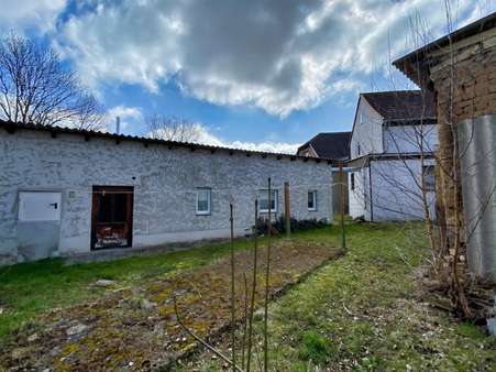 Blick auf das Nebengebäude - Einfamilienhaus in 99518 Schmiedehausen mit 90m² kaufen
