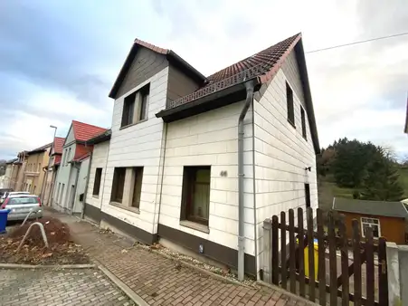 Geräumiges Einfamilienhaus mit Weitblick ins Grüne!