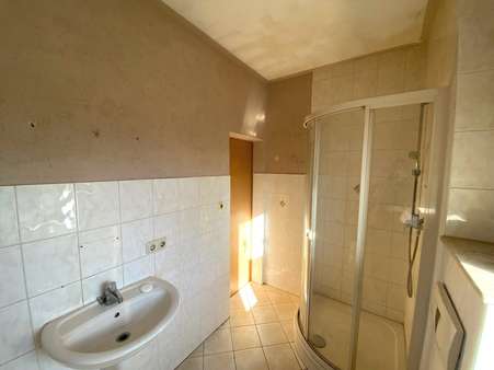 EG: Tageslichtbad aus anderer Perspektive mit Dusche EG: Tageslichtbad aus anderer Perspektive mit Dusche - Einfamilienhaus in 07607 Eisenberg mit 107m² kaufen
