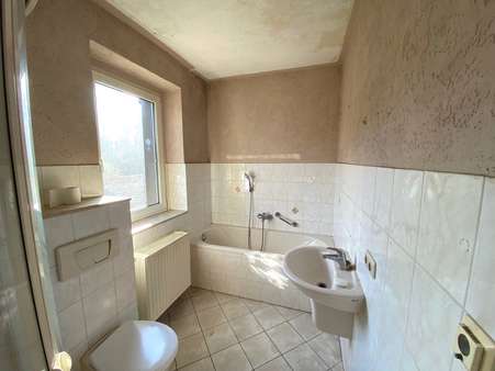 EG: Tageslichtbad mit Wanne EG: Tageslichtbad mit Wanne - Einfamilienhaus in 07607 Eisenberg mit 107m² kaufen