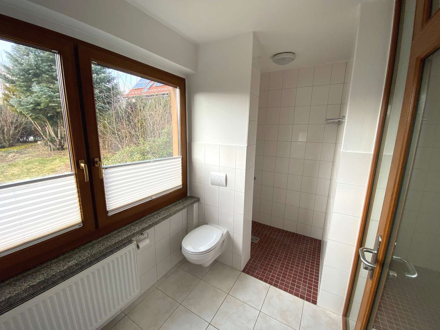 EG: Tageslichtbad mit bodengleicher Dusche