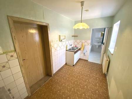 Erdgeschoss: Küche mit Blick zum Tageslichtbad - Einfamilienhaus in 07646 Bobeck mit 90m² kaufen